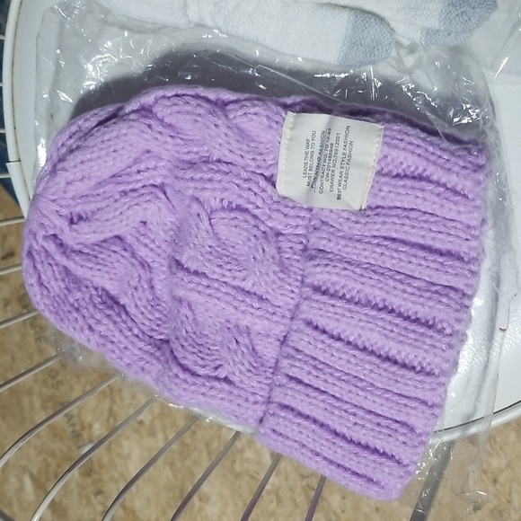 New! Lavender Hat and gloves duo. - Picture 4 of 6